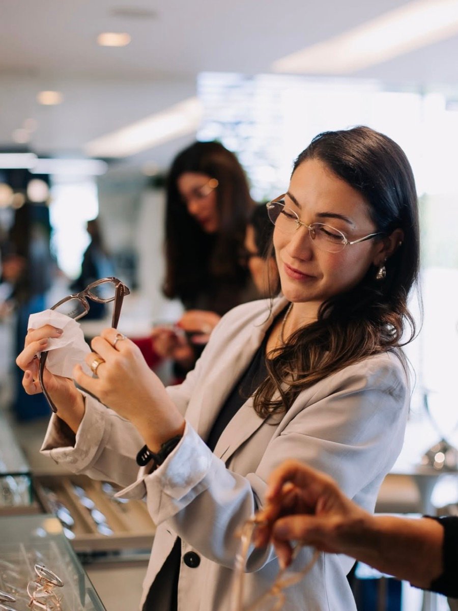 Cliente experimentando armação de grau na NeoVisão